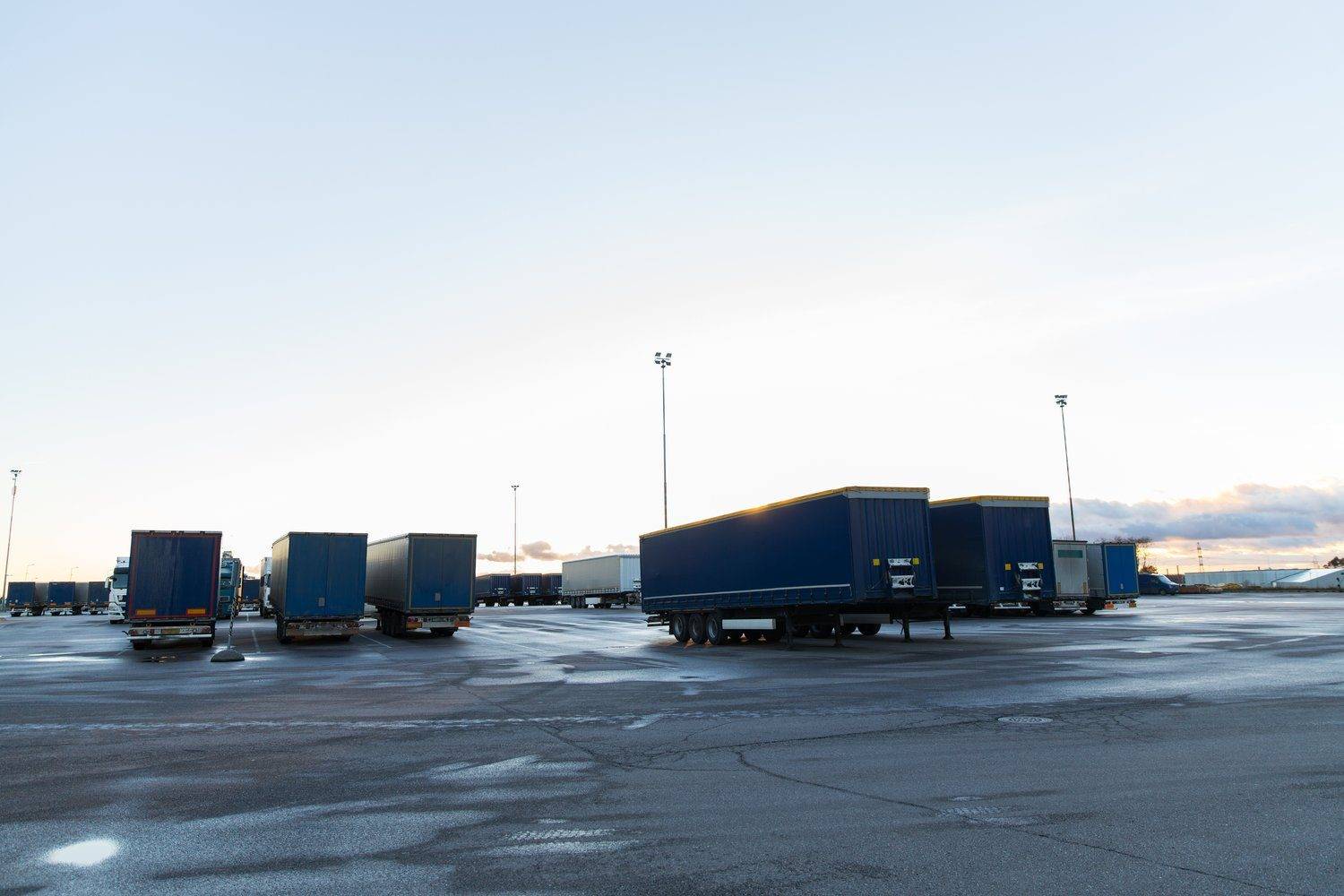 Naczepa zaparkowana na placu bazy transportowej w pochmurny dzień